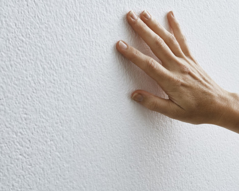 hardie_fine_texture_cladding_texture_close-up_hand_white_jameshardie